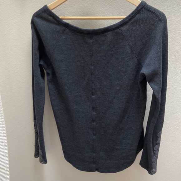 Women’s American Eagle Outfitters scoop-neck and lace sleeve grey sweater. Sz XS - Picture 5 of 11